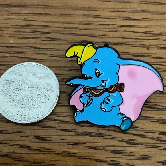 Dumbo Enamel Pin - Picture 3 of 3